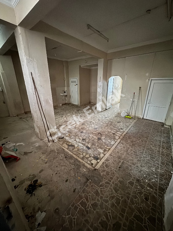 Akşemsettin'de Metro'ya Yakın Düz Ayak 100 m2 Kiralık İşyeri