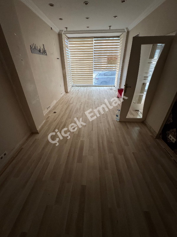 Akşemsettin'de Metro'ya Yakın Düz Ayak 100 m2 Kiralık İşyeri