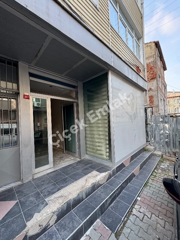 Akşemsettin'de Metro'ya Yakın Düz Ayak 100 m2 Kiralık İşyeri