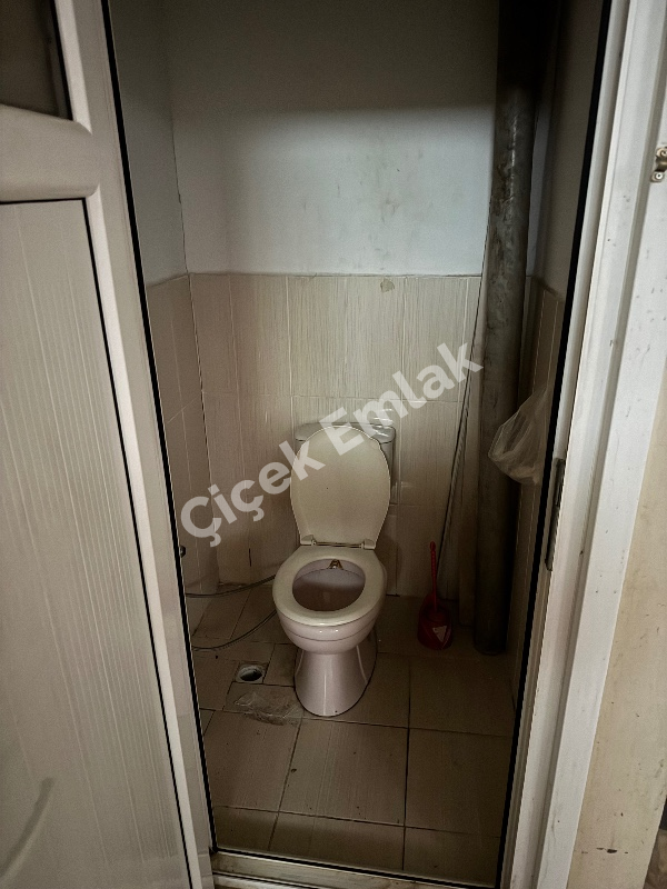 Akşemsettin'de Metro'ya Yakın Düz Ayak 100 m2 Kiralık İşyeri