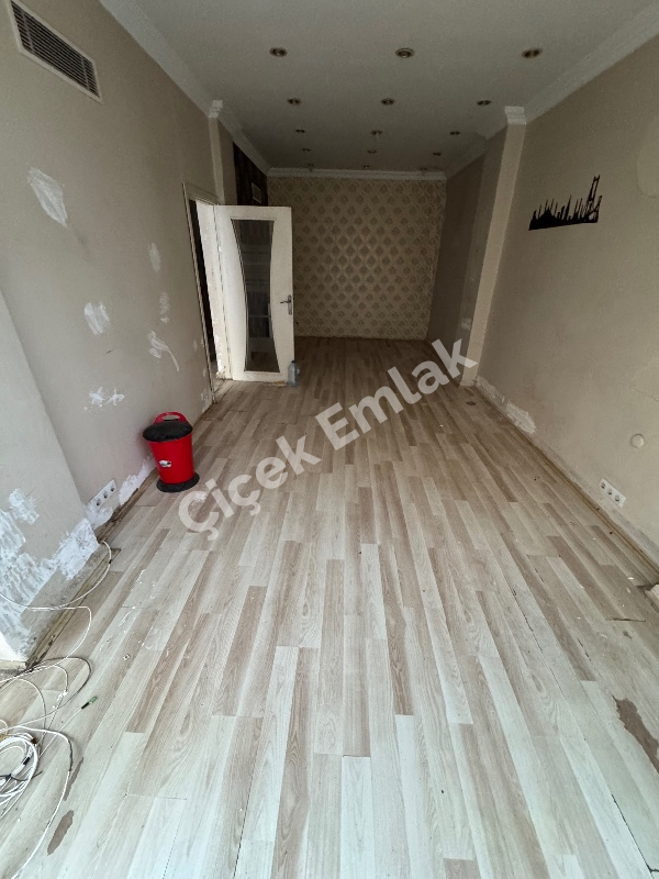 Akşemsettin'de Metro'ya Yakın Düz Ayak 100 m2 Kiralık İşyeri