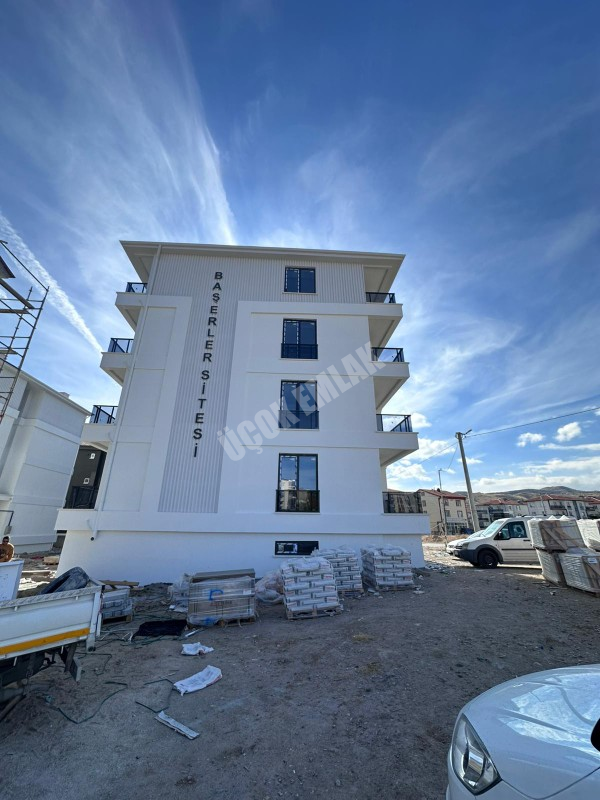 AFYON ÜÇOK EMLAKTAN MAREŞAL F ÇAKMAK MAH SATILIK 3+1 SIFIR ARAKAT DAİRE