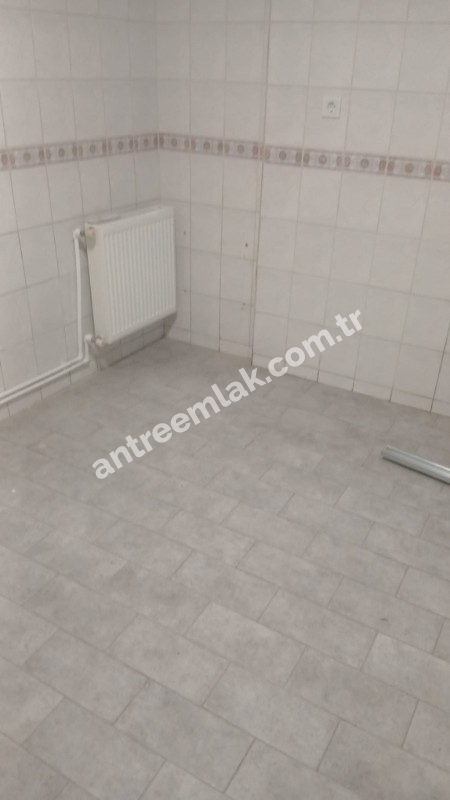 Antre Emlak'tan Satılık Bahçelievler'de Metroya Yakın Doğalgazlı 1+1 Giriş Kat Daire