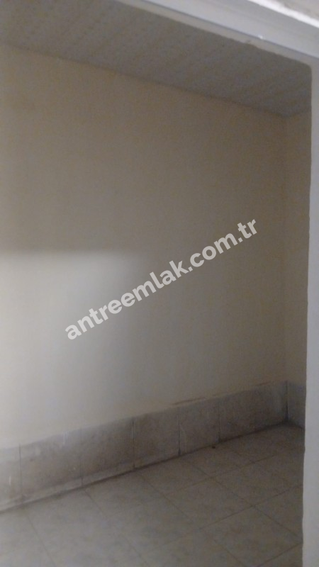 Antre Emlak'tan Satılık Bahçelievler'de Metroya Yakın Doğalgazlı 1+1 Giriş Kat Daire