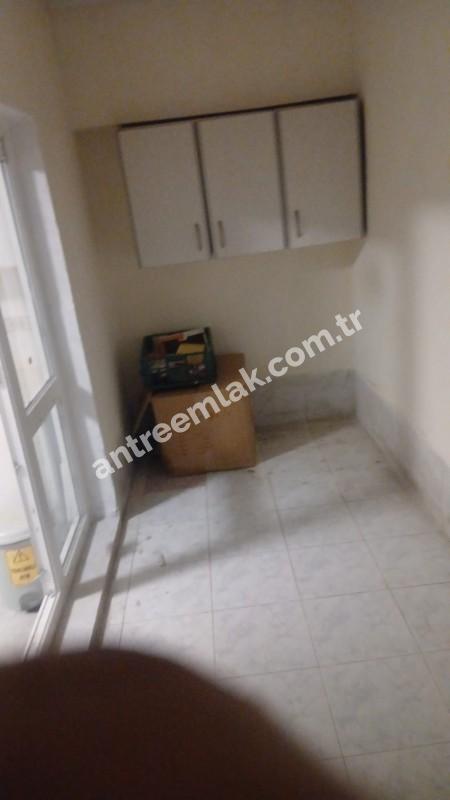 Antre Emlak'tan Satılık Bahçelievler'de Metroya Yakın Doğalgazlı 1+1 Giriş Kat Daire