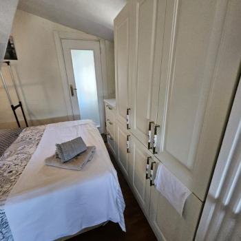 TEVFİK TURA APT 1+0 50 m2 EŞYALI KİRALIK ÇATI KATI DAİRE