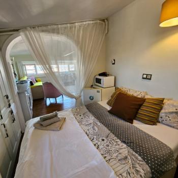 TEVFİK TURA APT 1+0 50 m2 EŞYALI KİRALIK ÇATI KATI DAİRE