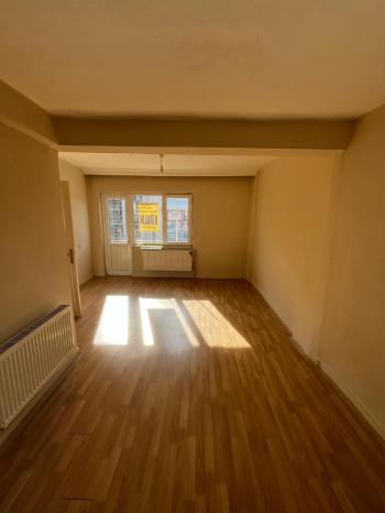 YENİ CAMİİ KARŞISINDA CADDE ÜZERİNDE KİRALIK ARAKAT 2+1 DAİRE