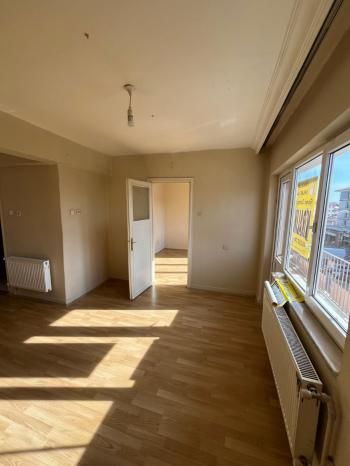 YENİ CAMİİ KARŞISINDA CADDE ÜZERİNDE KİRALIK ARAKAT 2+1 DAİRE