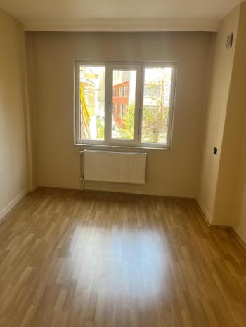 YENİ CAMİİ KARŞISINDA CADDE ÜZERİNDE KİRALIK ARAKAT 2+1 DAİRE