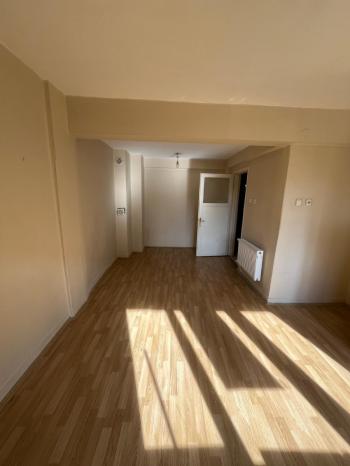 YENİ CAMİİ KARŞISINDA CADDE ÜZERİNDE KİRALIK ARAKAT 2+1 DAİRE