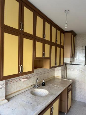 YENİ CAMİİ KARŞISINDA CADDE ÜZERİNDE KİRALIK ARAKAT 2+1 DAİRE