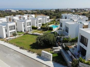 KKTC Girne Karaoğlanoğlu Bölgesinde GAU' ye yürüyüş mesafesinde Yüzme Havuzlu Site İçerisinde Satılık Müstakil 2 Yatak Odalı Villa