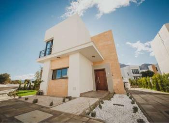 KKTC Girne Karaoğlanoğlu Bölgesinde GAU' ye yürüyüş mesafesinde Yüzme Havuzlu Site İçerisinde Satılık Müstakil 2 Yatak Odalı Villa