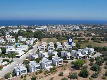 KKTC Girne Karaoğlanoğlu Bölgesinde GAU' ye yürüyüş mesafesinde Yüzme Havuzlu Site İçerisinde Satılık Müstakil 2 Yatak Odalı Villa