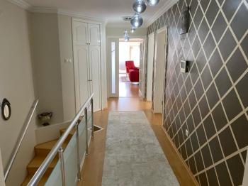 EMLAK HABERCİSİ' NDEN MUDANYA ÖMERBEY 'DE SİTEİÇİ DENİZ MANZARALI İÇİ ÖZEL YAPIM  3 KATLI VİLLA