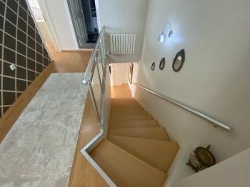 EMLAK HABERCİSİ' NDEN MUDANYA ÖMERBEY 'DE SİTEİÇİ DENİZ MANZARALI İÇİ ÖZEL YAPIM  3 KATLI VİLLA