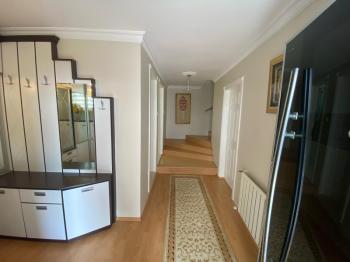 EMLAK HABERCİSİ' NDEN MUDANYA ÖMERBEY 'DE SİTEİÇİ DENİZ MANZARALI İÇİ ÖZEL YAPIM  3 KATLI VİLLA