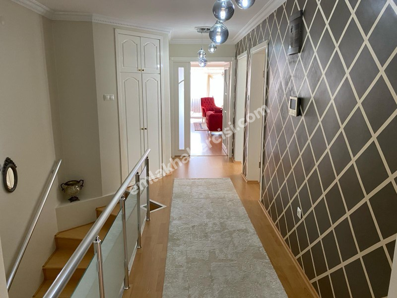 EMLAK HABERCİSİ' NDEN MUDANYA ÖMERBEY 'DE SİTEİÇİ DENİZ MANZARALI İÇİ ÖZEL YAPIM  3 KATLI VİLLA