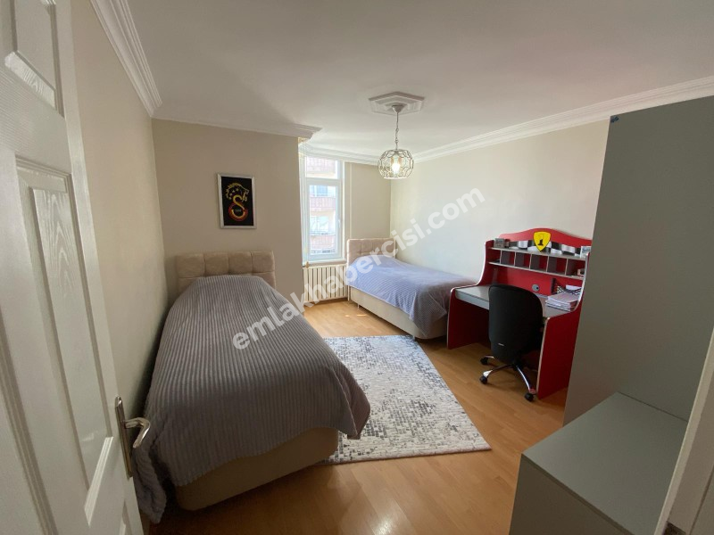 EMLAK HABERCİSİ' NDEN MUDANYA ÖMERBEY 'DE SİTEİÇİ DENİZ MANZARALI İÇİ ÖZEL YAPIM  3 KATLI VİLLA