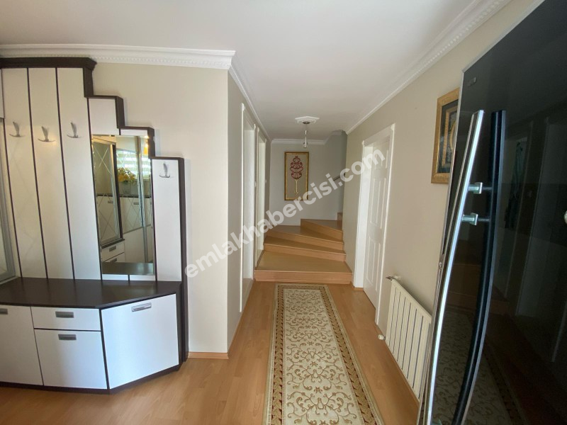 EMLAK HABERCİSİ' NDEN MUDANYA ÖMERBEY 'DE SİTEİÇİ DENİZ MANZARALI İÇİ ÖZEL YAPIM  3 KATLI VİLLA