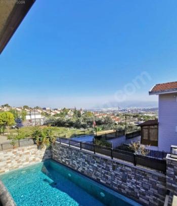 EMLAK HABERCİSİ' NDEN MUDANYA BADEMLİ 'DE SATILIK SİTEİÇİ BAHÇELİ, MÜSTAKİL HAVUZLU, GÜVENLİKLİ 5+1 VİLLA