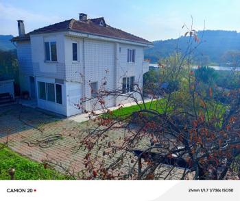 BURSA, MUDANYA-IŞIKLI YOLU'NDA ASFALTA CEPHE İÇİNDE 2 KATLI MÜSTAKİL EVİ OLAN 2.200 M2 ZEYTİNLİK