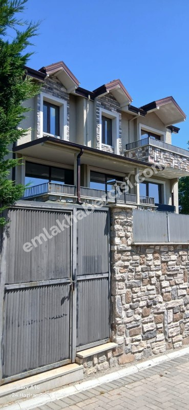 EMLAK HABERCİSİ' NDEN MUDANYA BADEMLİ 'DE SATILIK SİTEİÇİ BAHÇELİ, MÜSTAKİL HAVUZLU, GÜVENLİKLİ 5+1 VİLLA