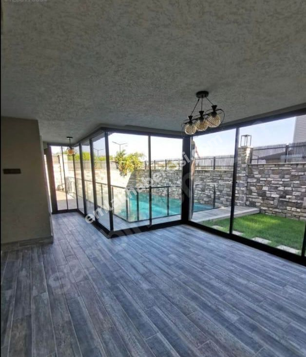 EMLAK HABERCİSİ' NDEN MUDANYA BADEMLİ 'DE SATILIK SİTEİÇİ BAHÇELİ, MÜSTAKİL HAVUZLU, GÜVENLİKLİ 5+1 VİLLA