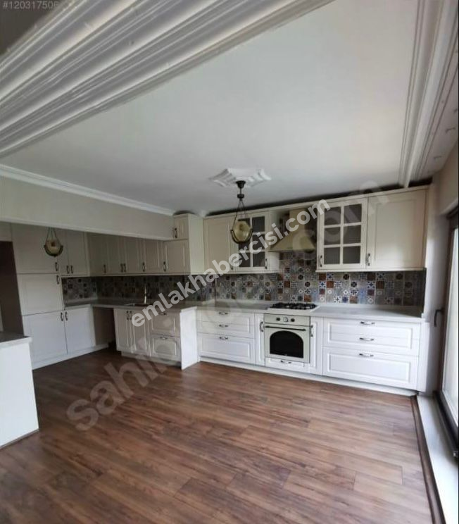 EMLAK HABERCİSİ' NDEN MUDANYA BADEMLİ 'DE SATILIK SİTEİÇİ BAHÇELİ, MÜSTAKİL HAVUZLU, GÜVENLİKLİ 5+1 VİLLA