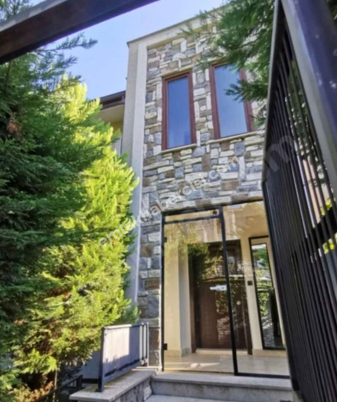 EMLAK HABERCİSİ' NDEN MUDANYA BADEMLİ 'DE SATILIK SİTEİÇİ BAHÇELİ, MÜSTAKİL HAVUZLU, GÜVENLİKLİ 5+1 VİLLA