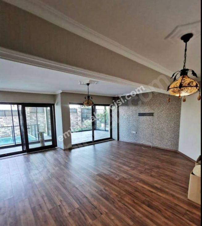 EMLAK HABERCİSİ' NDEN MUDANYA BADEMLİ 'DE SATILIK SİTEİÇİ BAHÇELİ, MÜSTAKİL HAVUZLU, GÜVENLİKLİ 5+1 VİLLA