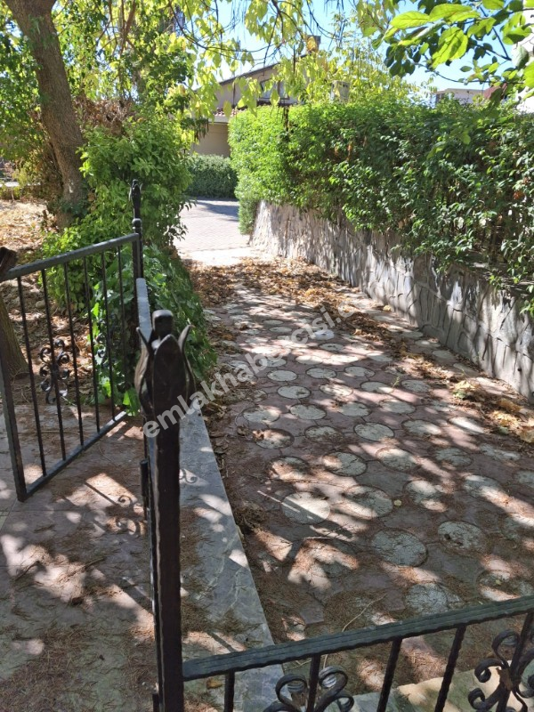 EMLAK HABERCİSİ' NDEN BADEMLİ'DE TED KARŞISINDA ERENDİZ SİTESİ 'NDE MÜSTAKİL BAHÇELİ VİLLA