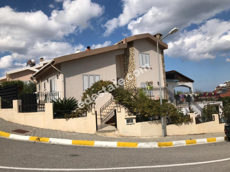 Girne Zeytinlik'de Full Eşyalı 3+1 Kiralık Villa