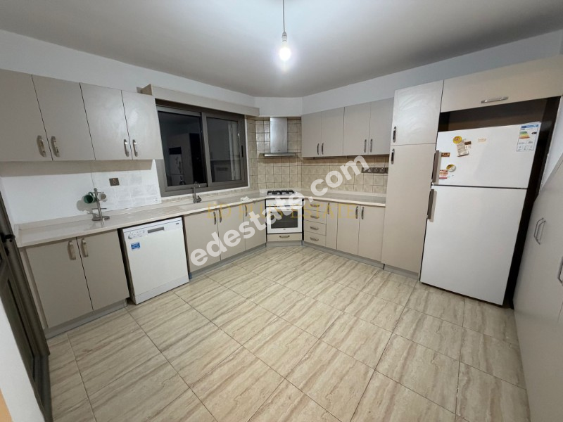 Girne Zeytinlik'de Full Eşyalı 3+1 Kiralık Villa