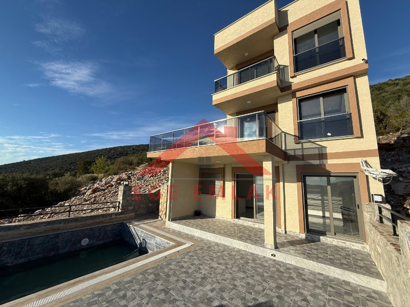 AKBÜK’TE PANORAMİK DENİZ MANZARALI, HAVUZLU VİLLA