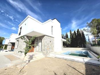 KKTC Girne Edremit'te Muhteşem Lokasyonda Site İçerisinde Özel Havuzlu Sıfır Eşyalı Kiralık 3+1 Lüks Villa
