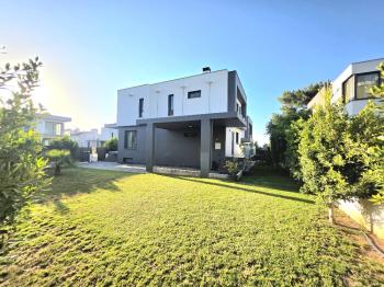 KKTC Girne Edremitte Muhteşem Konumda Satılık 4+1 Bodrumlu Lüks Villa