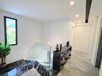 KKTC Girne Edremitte Muhteşem Konumda Satılık 4+1 Bodrumlu Lüks Villa