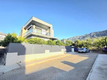 KKTC Girne Edremitte Muhteşem Konumda Satılık 4+1 Bodrumlu Lüks Villa