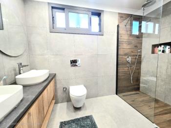 KKTC Girne Edremitte Muhteşem Konumda Satılık 4+1 Bodrumlu Lüks Villa