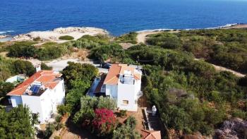 KKTC Girne Karaoğlanoğlu'nda Denize Sıfır Geniş Bahçeli Satılık 3+1 Villa