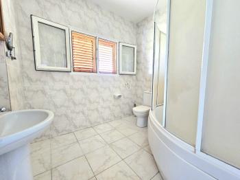 KKTC Girne Karaoğlanoğlu'nda Denize Sıfır Geniş Bahçeli Satılık 3+1 Villa