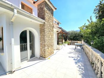 KKTC Girne Karaoğlanoğlu'nda Denize Sıfır Geniş Bahçeli Satılık 3+1 Villa