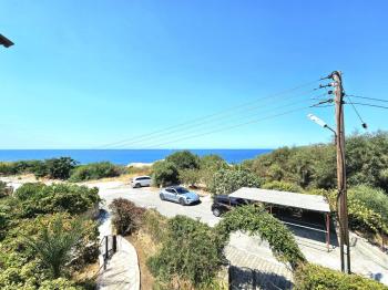 KKTC Girne Karaoğlanoğlu'nda Denize Sıfır Geniş Bahçeli Satılık 3+1 Villa