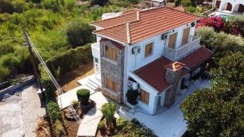 KKTC Girne Karaoğlanoğlu'nda Denize Sıfır Geniş Bahçeli Satılık 3+1 Villa