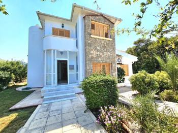 KKTC Girne Karaoğlanoğlu'nda Denize Sıfır Geniş Bahçeli Satılık 3+1 Villa