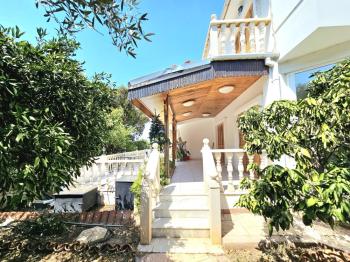 KKTC Girne Karaoğlanoğlu'nda Denize Sıfır Geniş Bahçeli Satılık 3+1 Villa