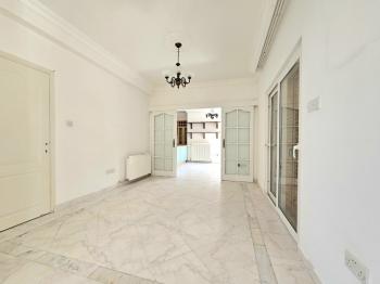 KKTC Girne Karaoğlanoğlu'nda Denize Sıfır Geniş Bahçeli Satılık 3+1 Villa