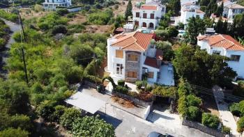KKTC Girne Karaoğlanoğlu'nda Denize Sıfır Geniş Bahçeli Satılık 3+1 Villa
